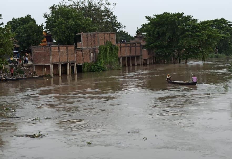 Flood in purvanchal varanasi ballia ghazipur mirzapur ganga Water in homes crops ruined see photos