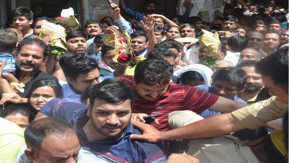 banke bihari Darshan One and a half kilometer long line for Bankebihari new system also failed