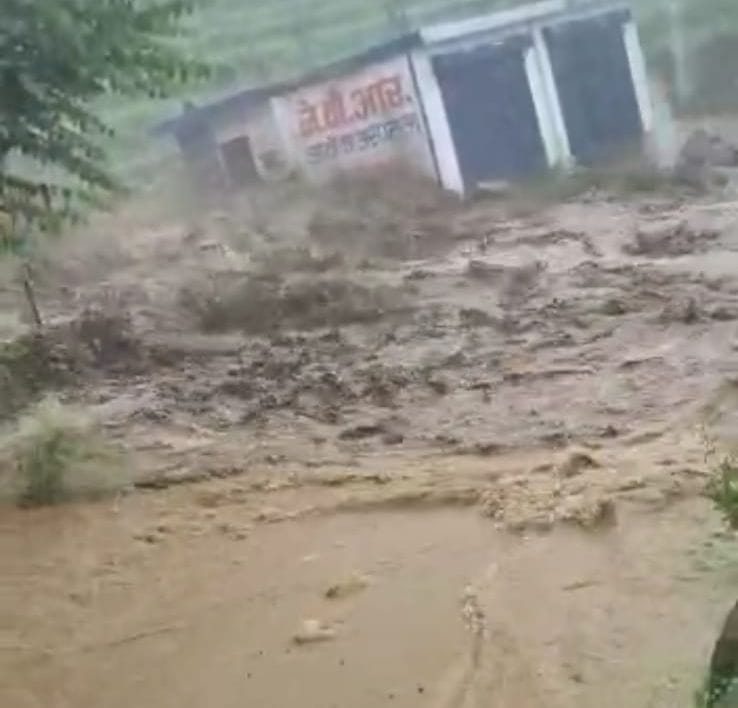 Cloud burst in Bhatiyat's Kathet, six cattle swept away in the water of the nala, the house narrowly saved
