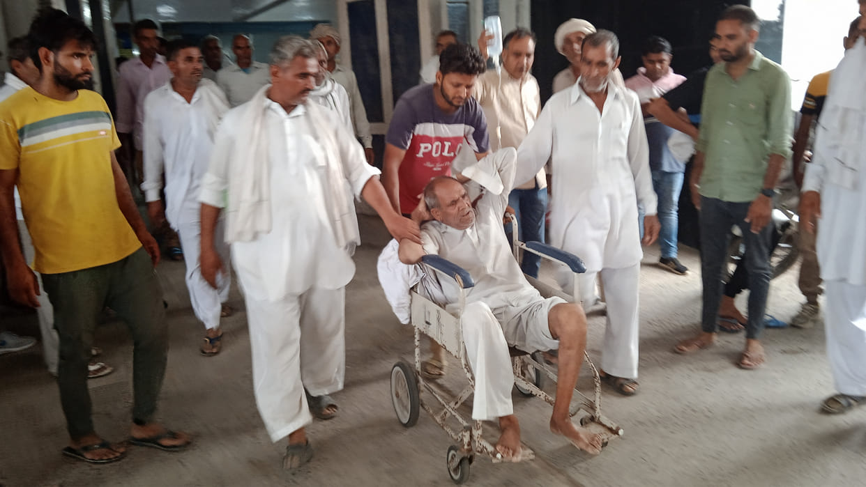 Two people swallowed poison in front of the administrative staff who went to remove the possession
