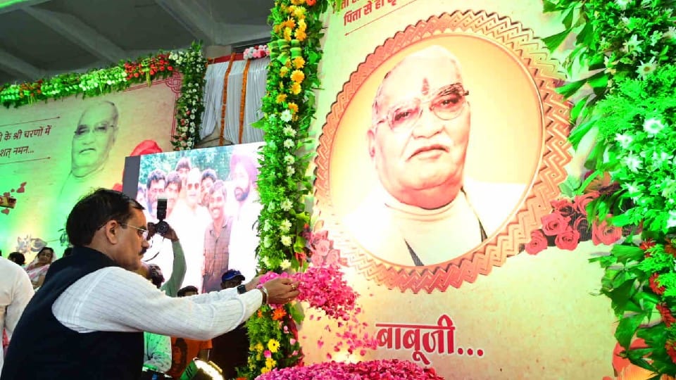 VD Sharma in Indore: BJP state president roamed in the mayor's electric car