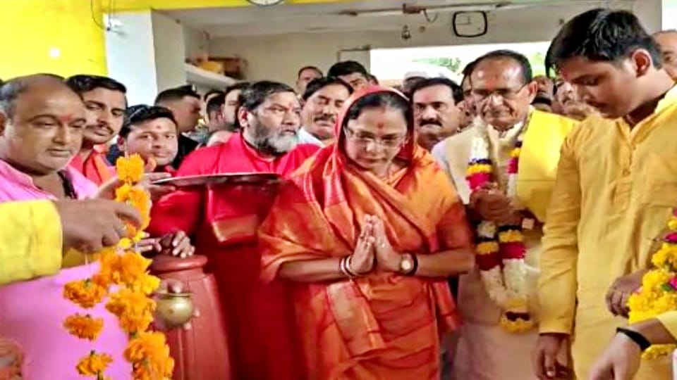 CM Shivraj worshiped mother Pitambara Peeth along with wife in Datia