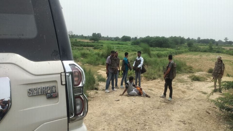 mainpuri police arrested two miscreants in encounter