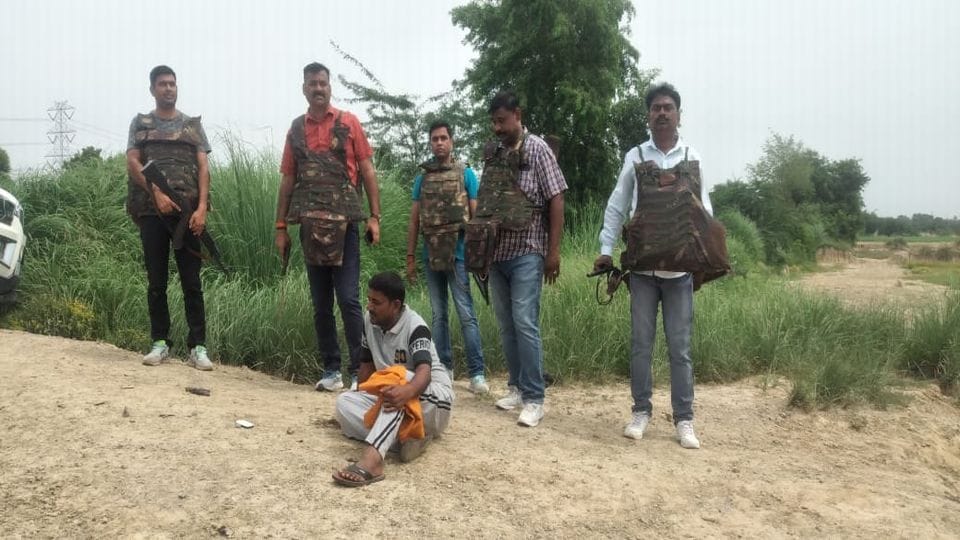 mainpuri police arrested two miscreants in encounter