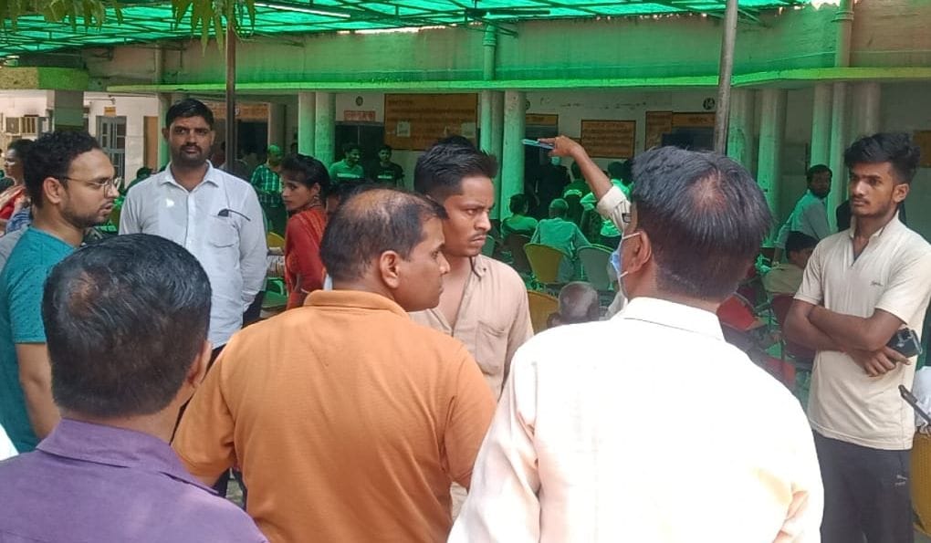 Hardoi, Security guards made indecency with health workers, created a ruckus