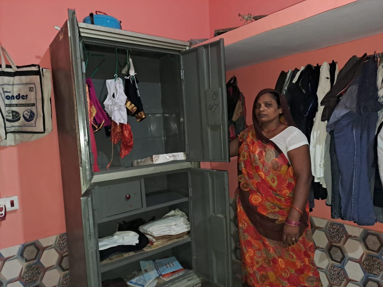 hardoi, chori,medical store,hardoi news,up news,cash and jewelery stolen