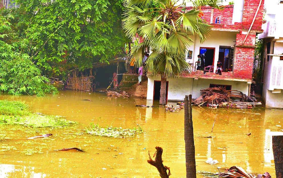 Flood in purvanchal varanasi ballia ghazipur mirzapur ganga Water in homes crops ruined see photos
