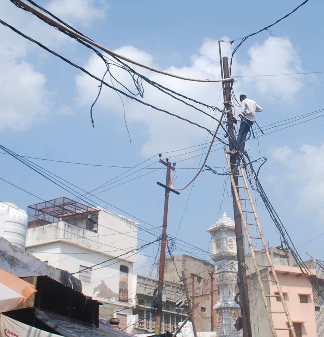 Hathras: Repair of lines in the fair area, electricity stalled for four hours