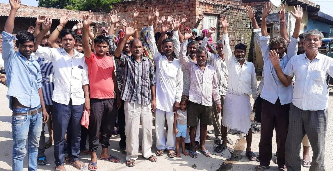 Hathras News Villagers did not get ration for three months in Navipur village