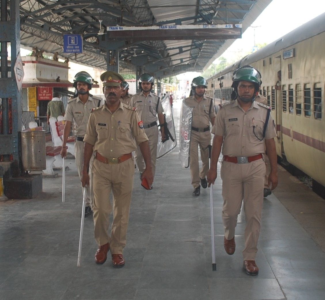 Hathras: Due to the protest against the Agneepath scheme, there was a vigil at the station
