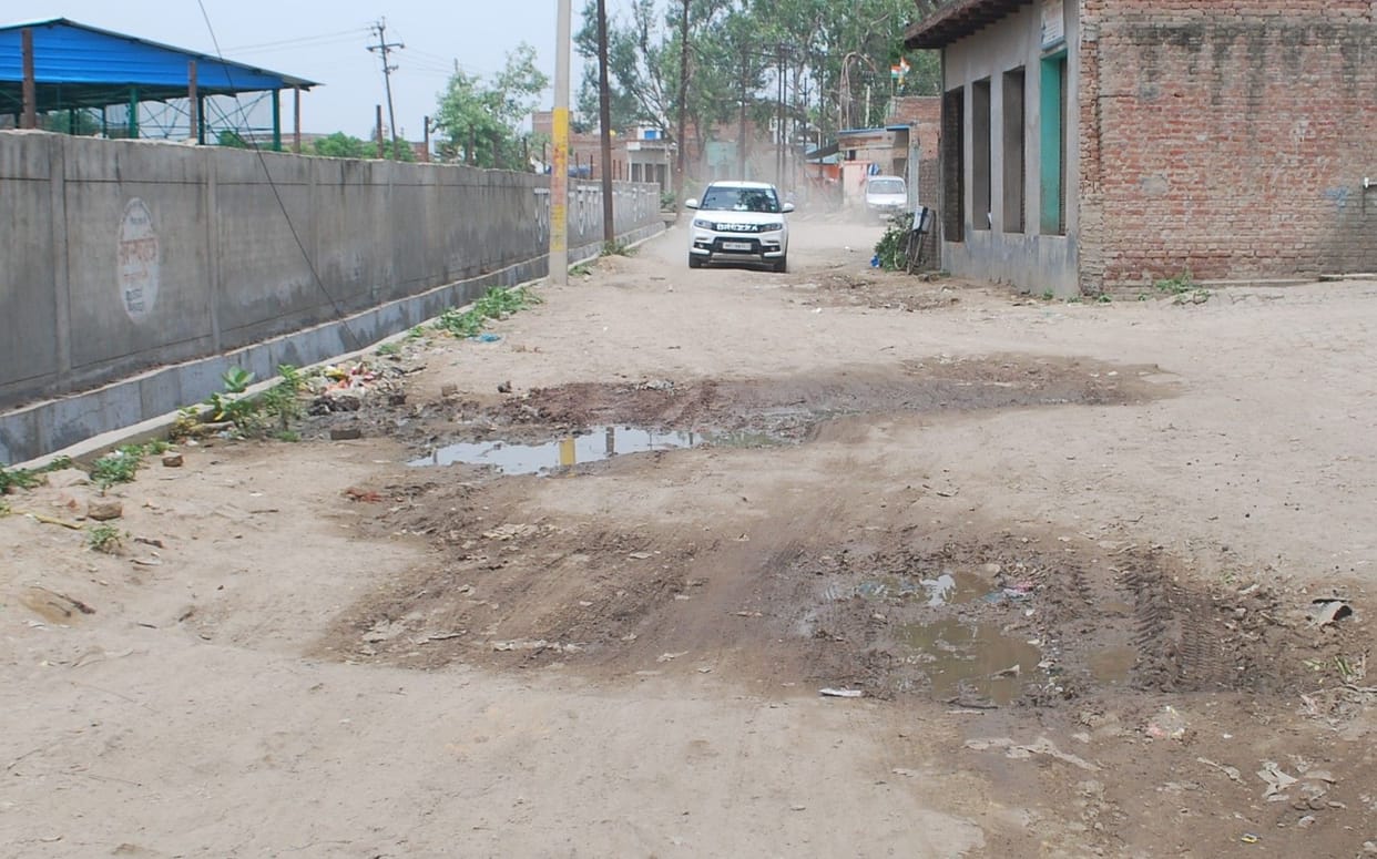 Hathras: Roads broken in Nagla Choubey, no water drainage