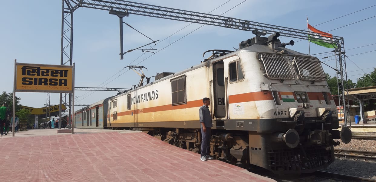 Gorakhdham ran with electric engine, now preparing for Kisan Express