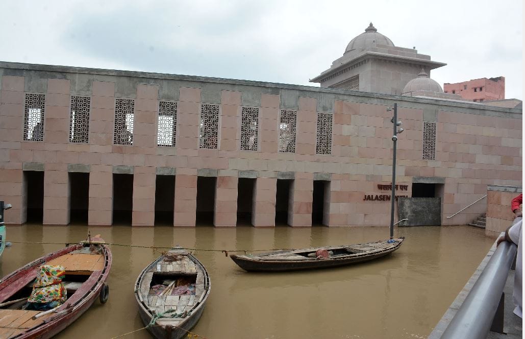 Flood in Varansi Ganga water entered in Kashi Vishwanath Corridor Assi Dasashwamedh and Namo Ghats submerged