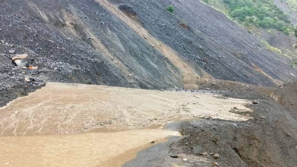 Poonch 5 shops damaged due to landslide, Jammu-Srinagar highway closed for 4 hours