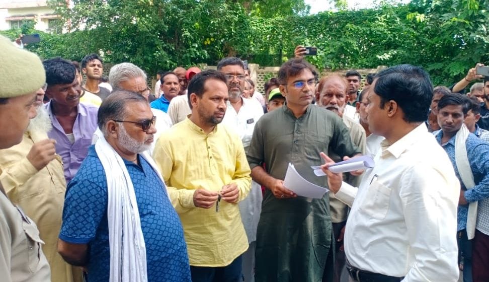 Mathura: People surrounded DM residence, demonstration regarding graveyard