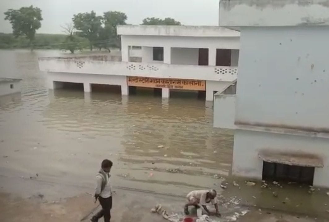 Jalaun: Yamuna water entered three paper factories