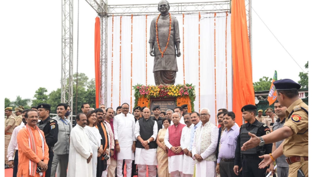 Defence minister Rajnath Singh unveil the statue of former CM Kalyan Singh.