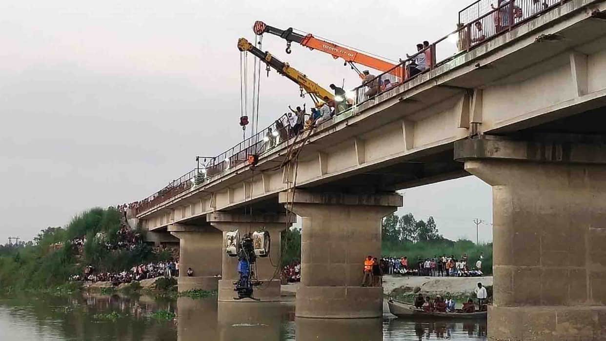 hardoi road accident tractor-trolley full of farmers had fallen into Garra river by breaking railing of bridge