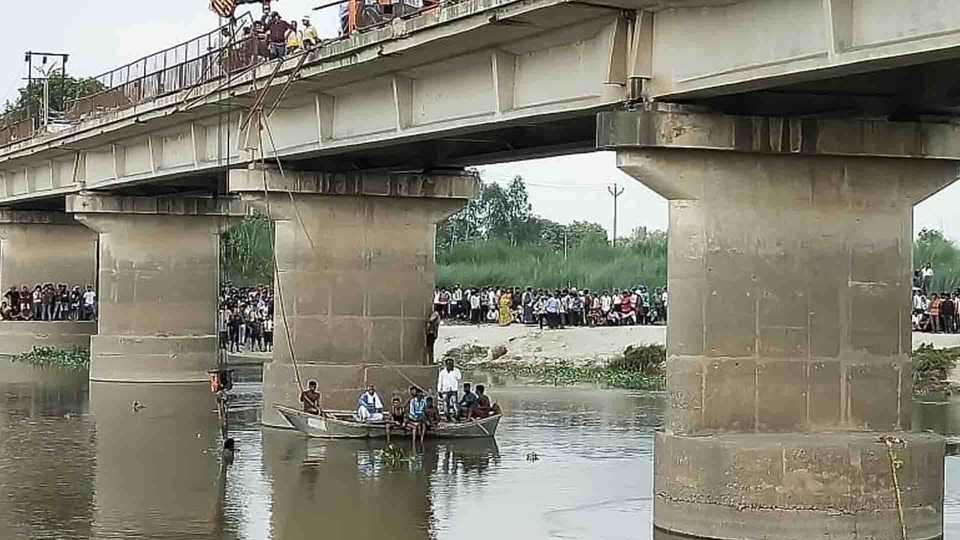farmers who came out by swimming told scene of road accident First people fell then tractor-trolley