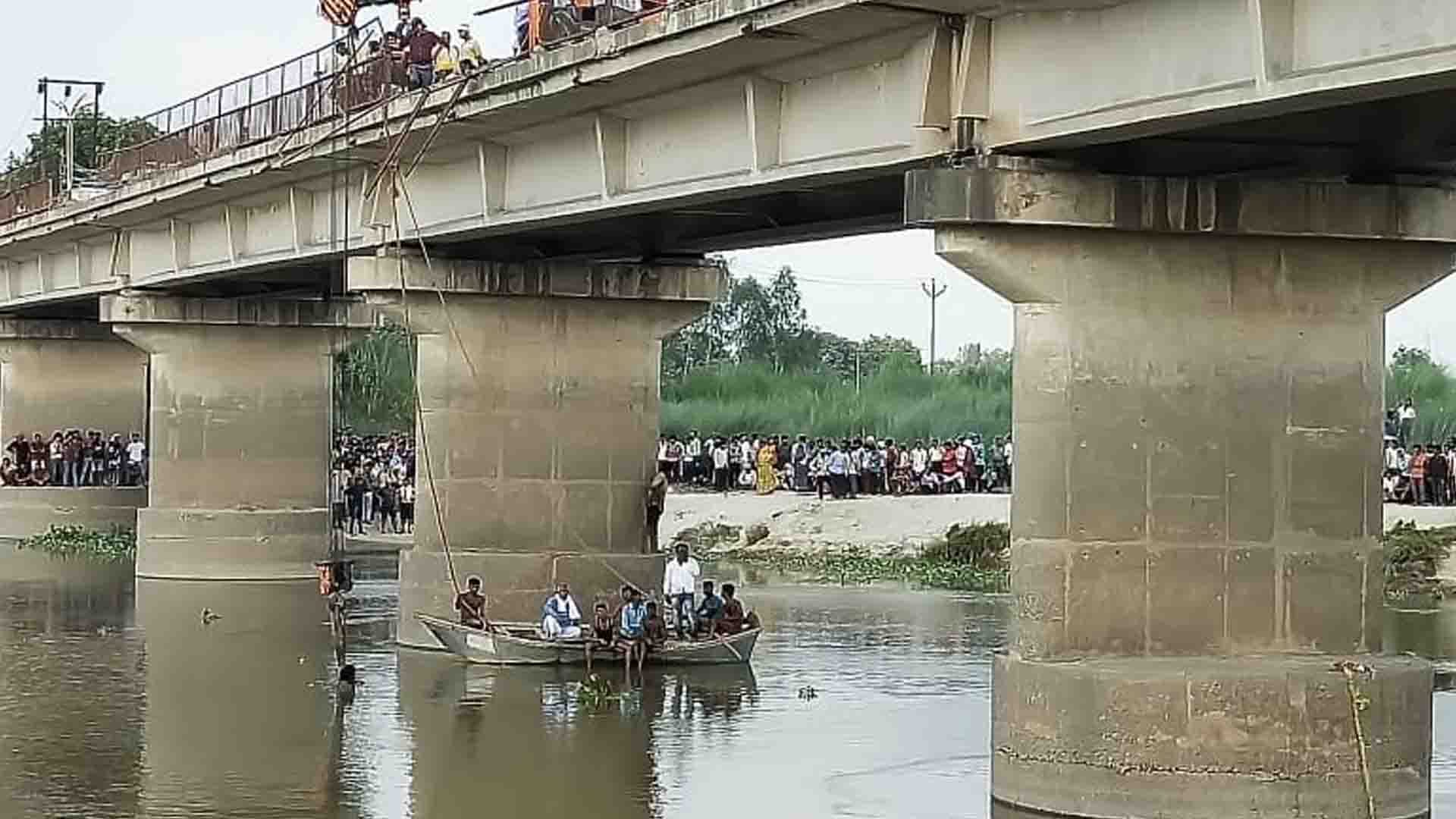 hardoi road accident tractor-trolley full of farmers had fallen into Garra river by breaking railing of bridge