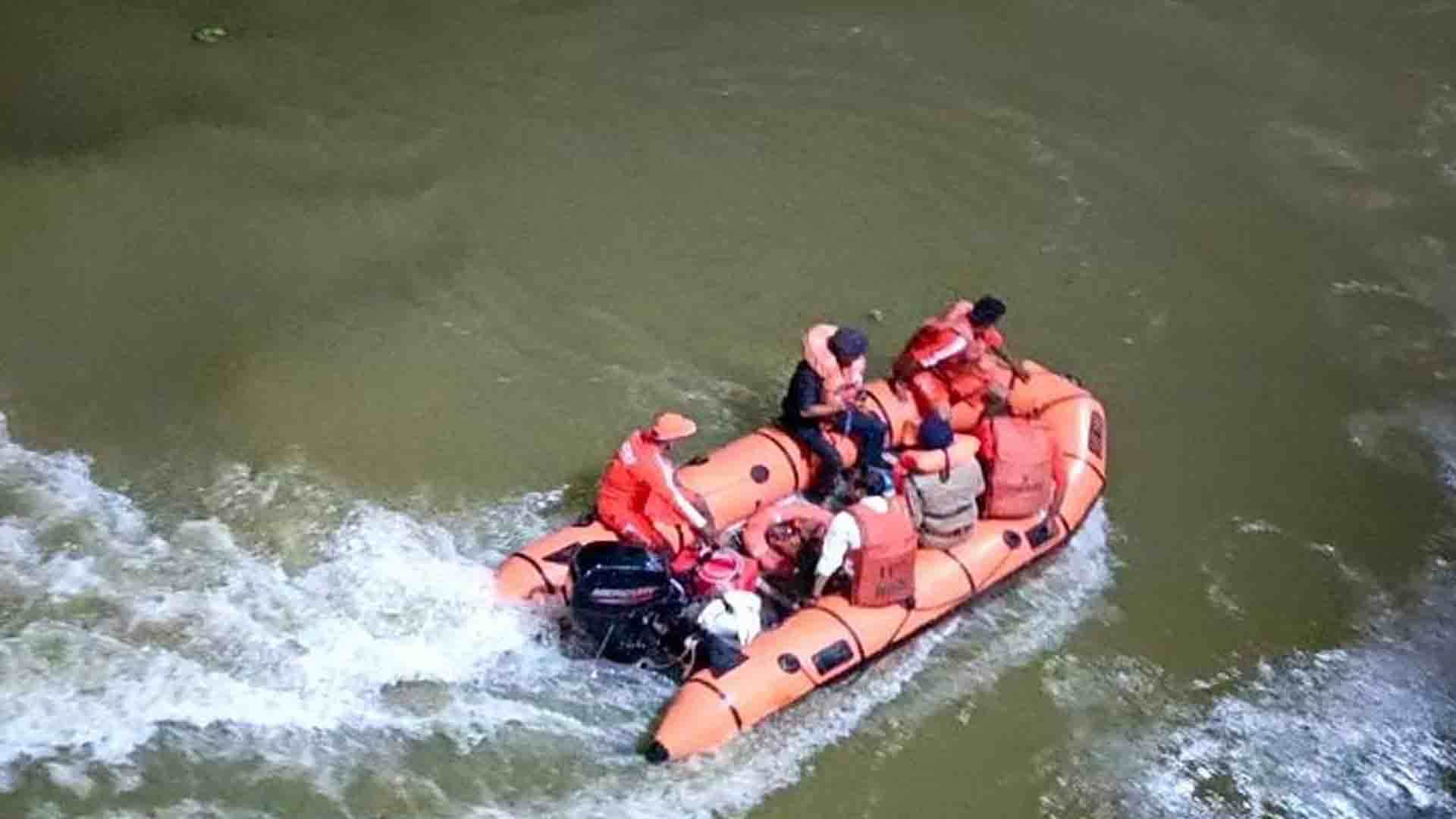 hardoi road accident tractor-trolley full of farmers had fallen into Garra river by breaking railing of bridge