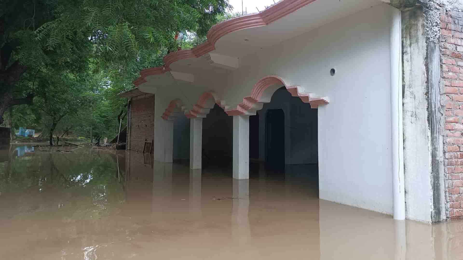 13 villages of Ghatampur in the grip of flood