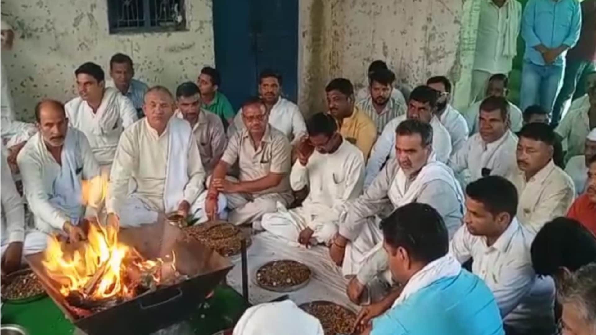 Muzaffarnagar: Minister Sanjeev Balyan reached in havan on death anniversary of Sachin Gaurav