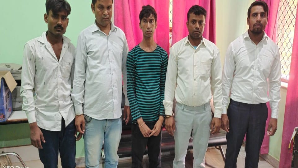 Five people arrested near Taj Mahal in Agra