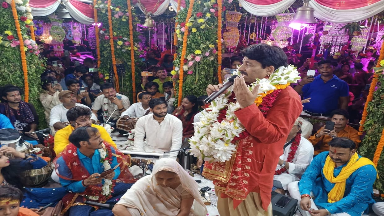 Bhojpuri singer and Delhi MP Manoj Tiwari offered swaranjali