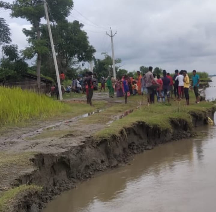 Ganges erosion threatens floods in Mahadeva village in kushinagar