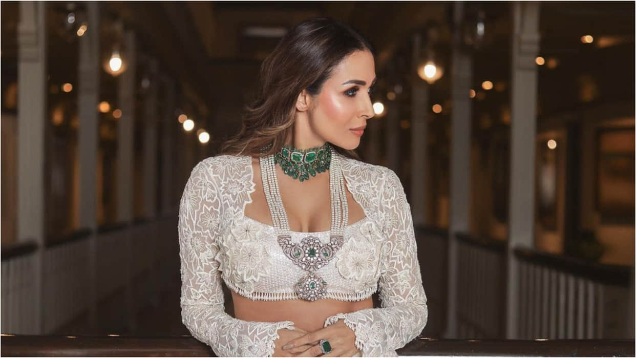 malaika arora steal limelight in manish malhotra white lehenga for kunal rawal party