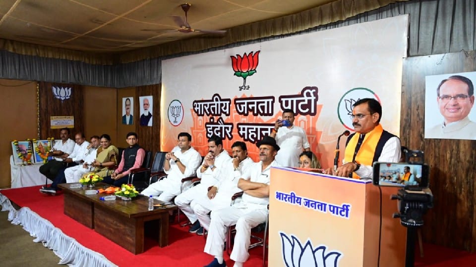 VD Sharma in Indore: BJP state president roamed in the mayor's electric car