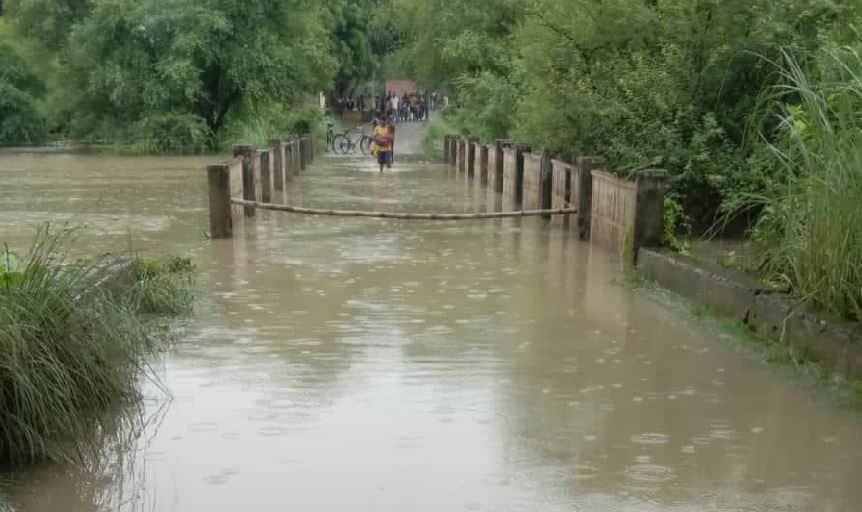Flood in purvanchal varanasi ballia ghazipur mirzapur ganga Water in homes crops ruined see photos