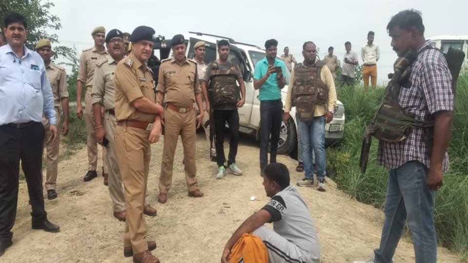 mainpuri police arrested two miscreants in encounter