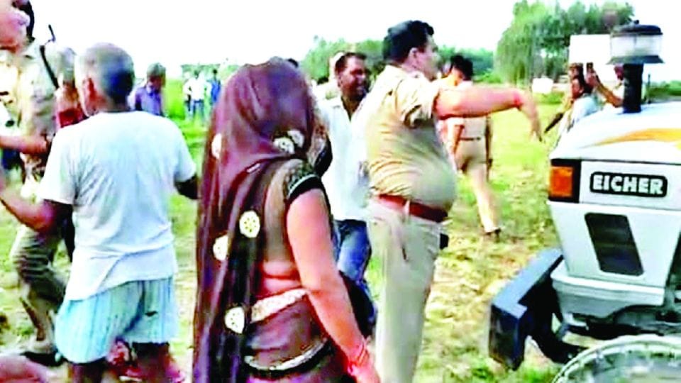 woman created ruckus during the measurement of farm in kasganj