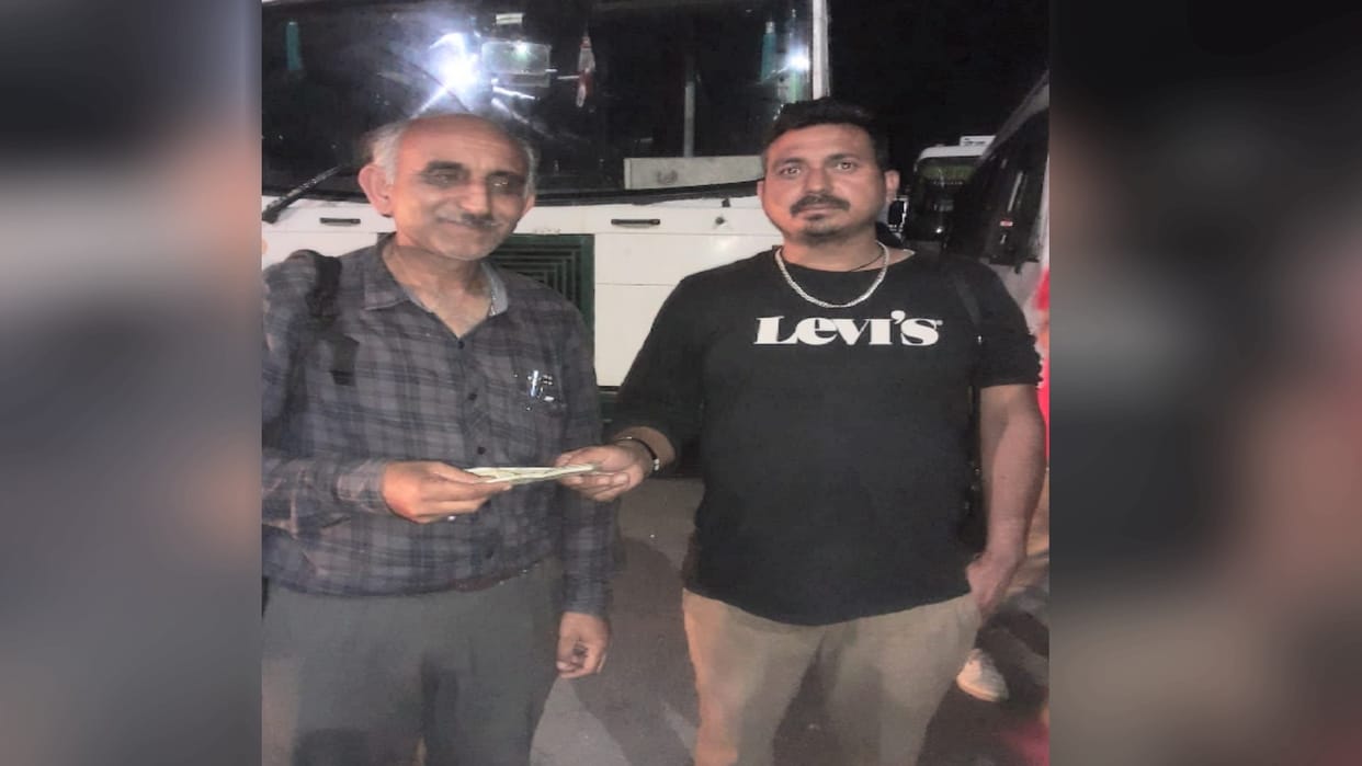 Private bus conductor returned Rs 10500 to the passenger, showed honesty
