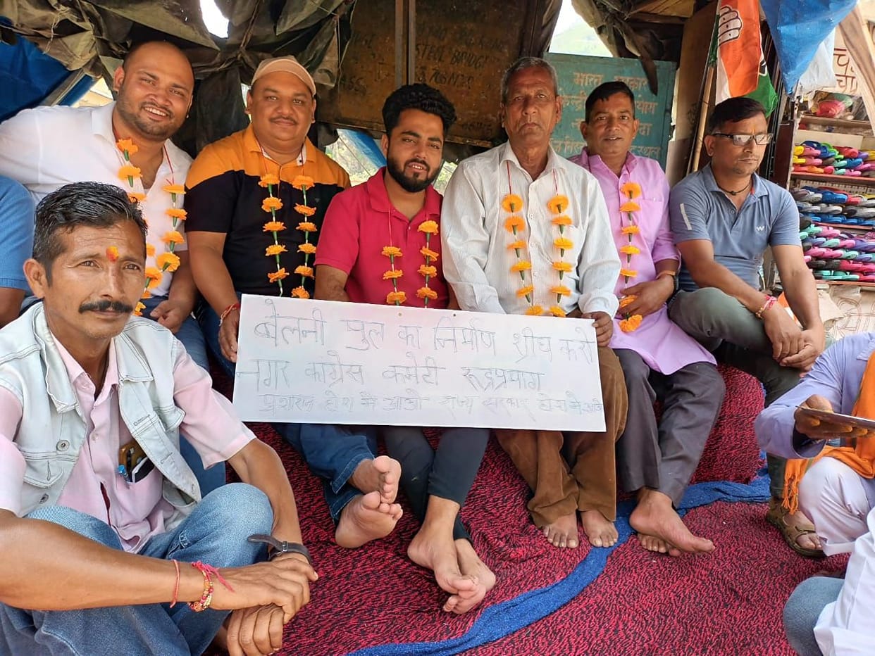 Congressmen staged a sit-in for the construction of a new bridge