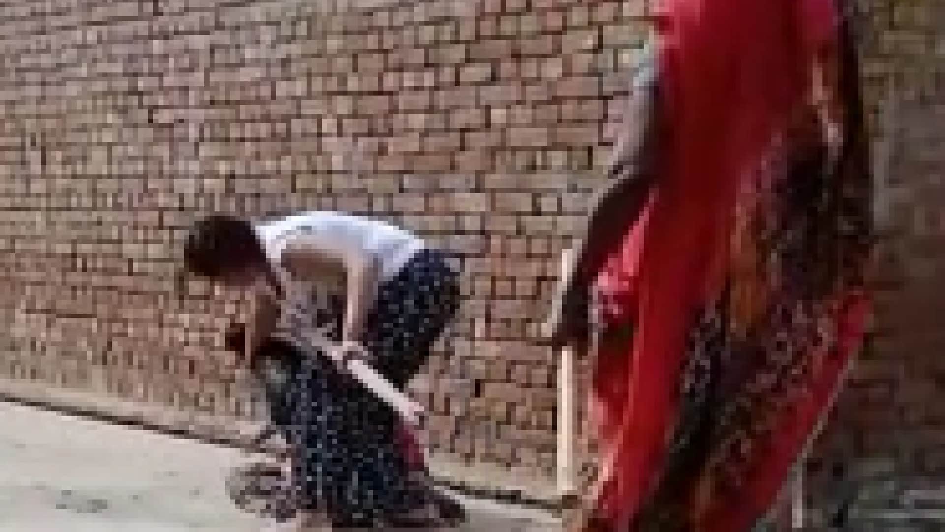 mother and daughter beat girl on road abused her and filled her mouth with mud In Sambhal