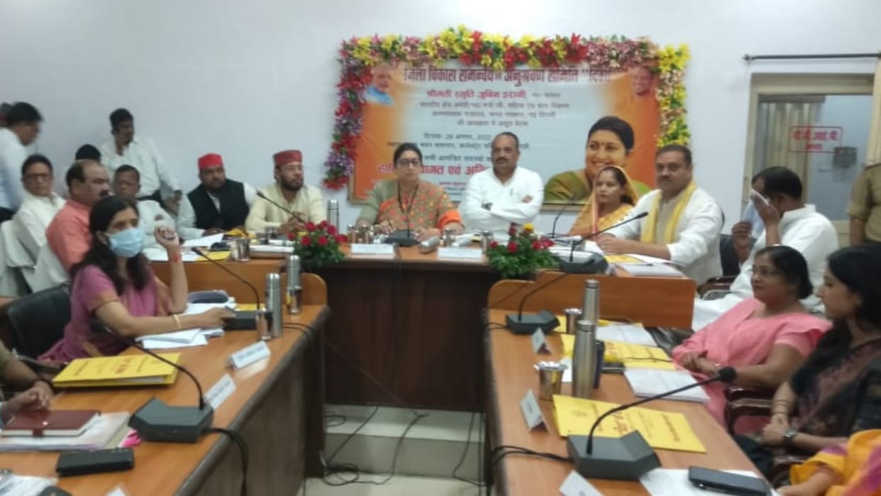 Cabinet minister Smriti Irani reviews the central policies in meeting in Amethi.