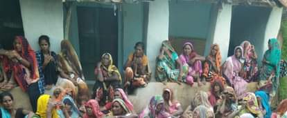 ृतकों के बाहर बैठे शोकग्रस्त परिजन।