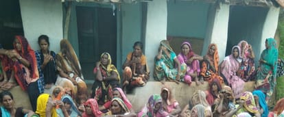 ृतकों के बाहर बैठे शोकग्रस्त परिजन।