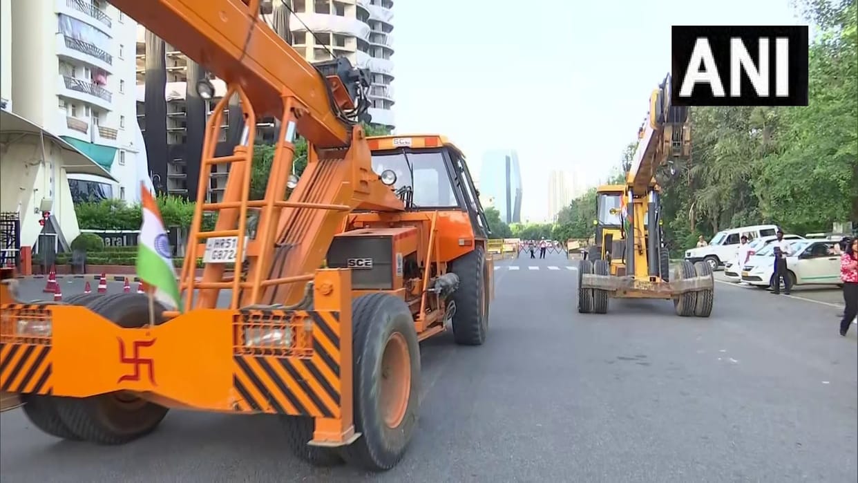 Demolition drive of DDA underway in Mehrauli New Delhi