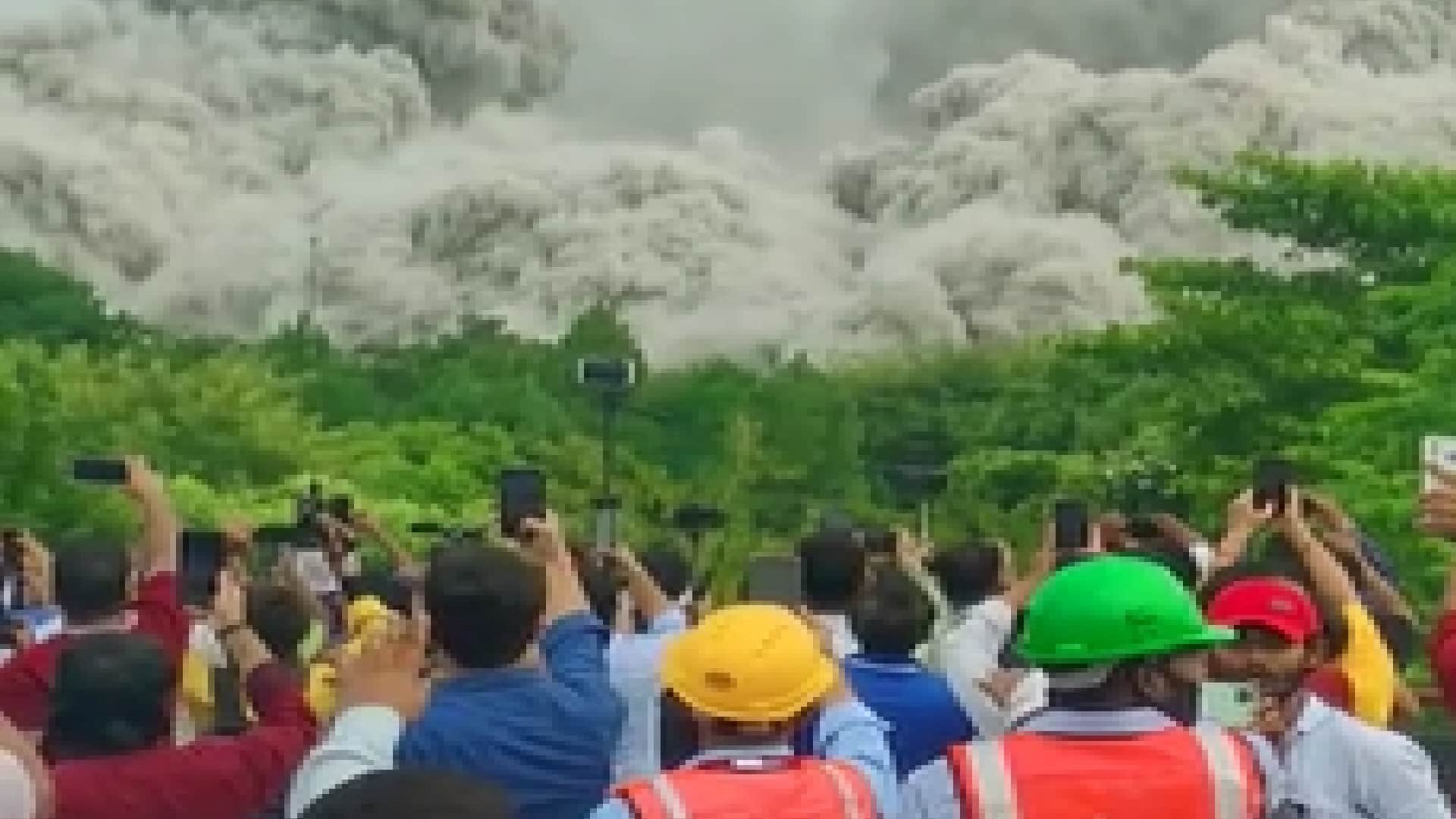 Supertech Twin Tower Demolition agra Family reached Noida after travelling 200 KM to see