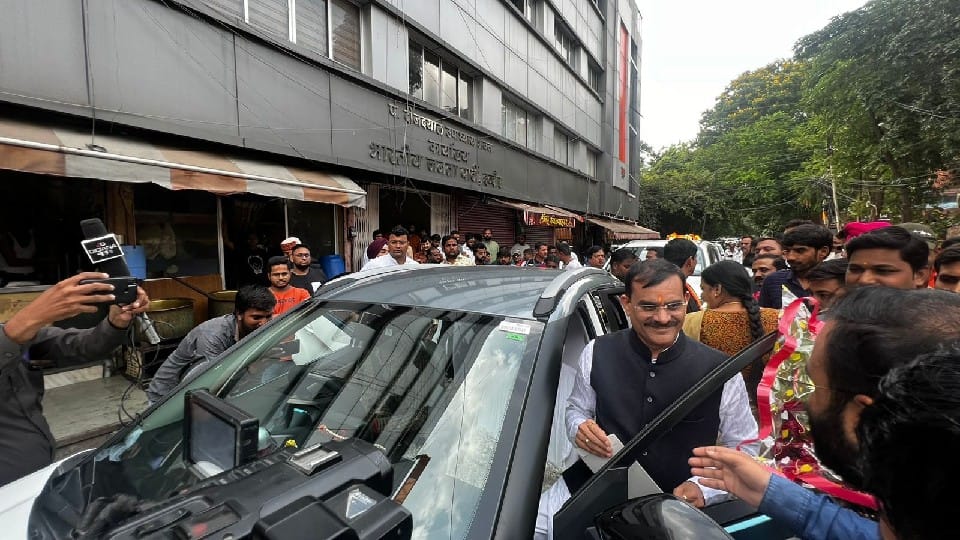 VD Sharma in Indore: BJP state president roamed in the mayor's electric car