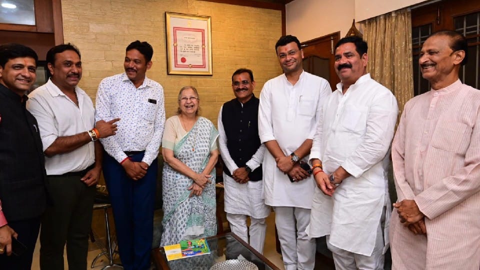 VD Sharma in Indore: BJP state president roamed in the mayor's electric car