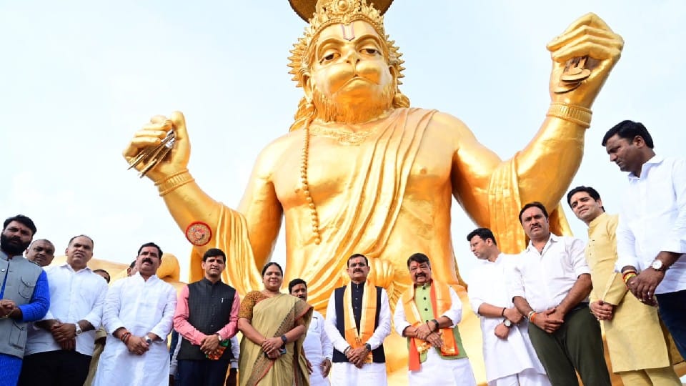 VD Sharma in Indore: BJP state president roamed in the mayor's electric car