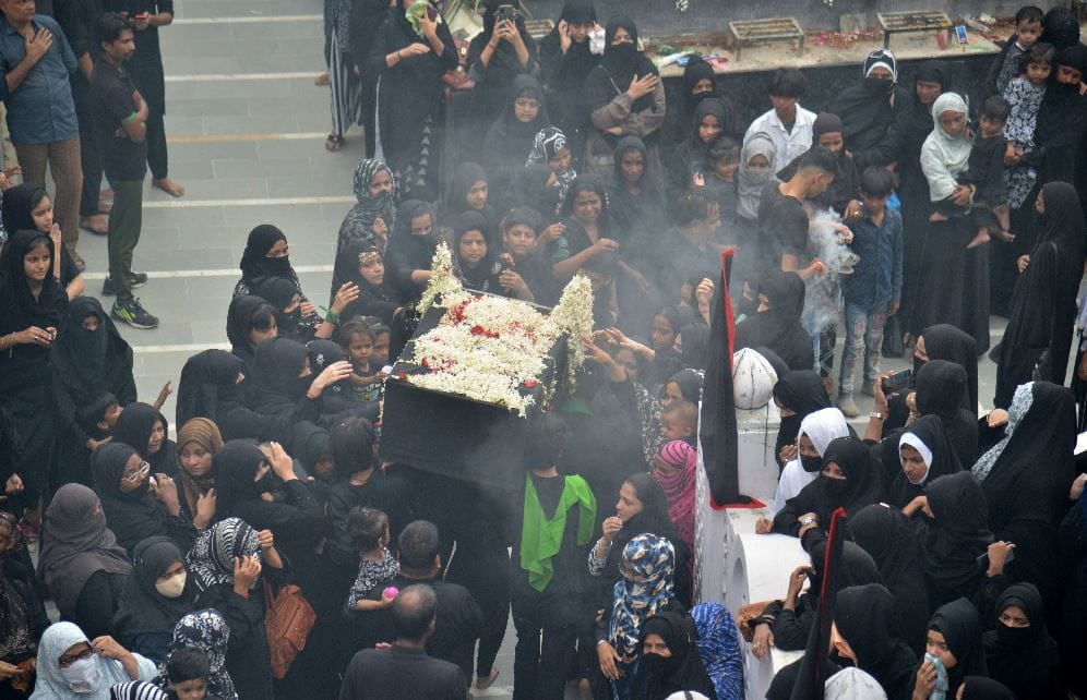 Coffins of Karbala shahid in Varanasi at Dargah e Fatman muslim people gathered ya Hussain