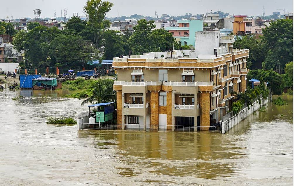 Flood in purvanchal varanasi ballia ghazipur mirzapur ganga Water in homes crops ruined see photos