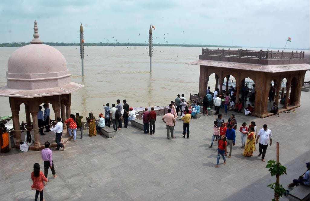 Flood in Varansi Ganga water entered in Kashi Vishwanath Corridor Assi Dasashwamedh and Namo Ghats submerged