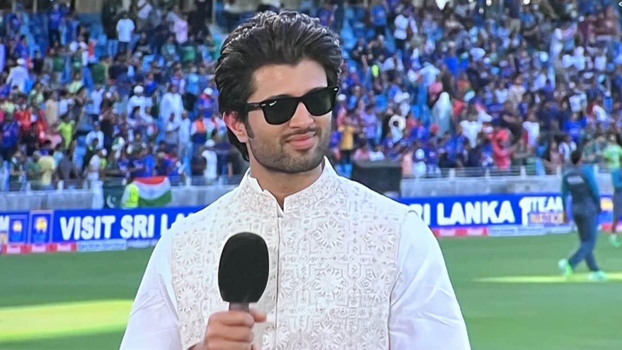 IND vs PAK Asia cup 2022 urvashi rautela vijay deverakonda and many celebs reached to watch T20 macth at dubai